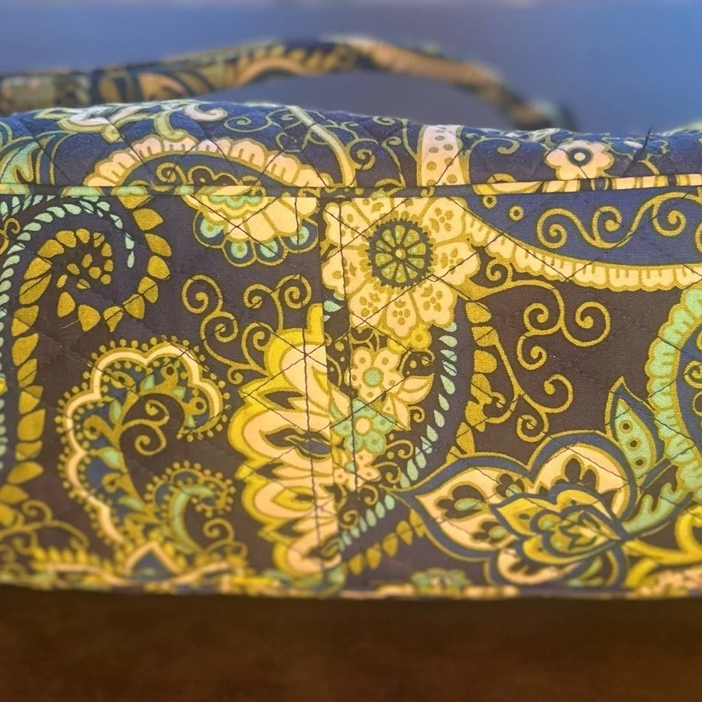 Vera Bradley beautiful colorful handbag in good condition